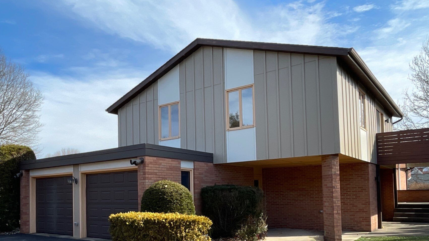 Preparing vinyl siding for painting: cleaning and priming steps