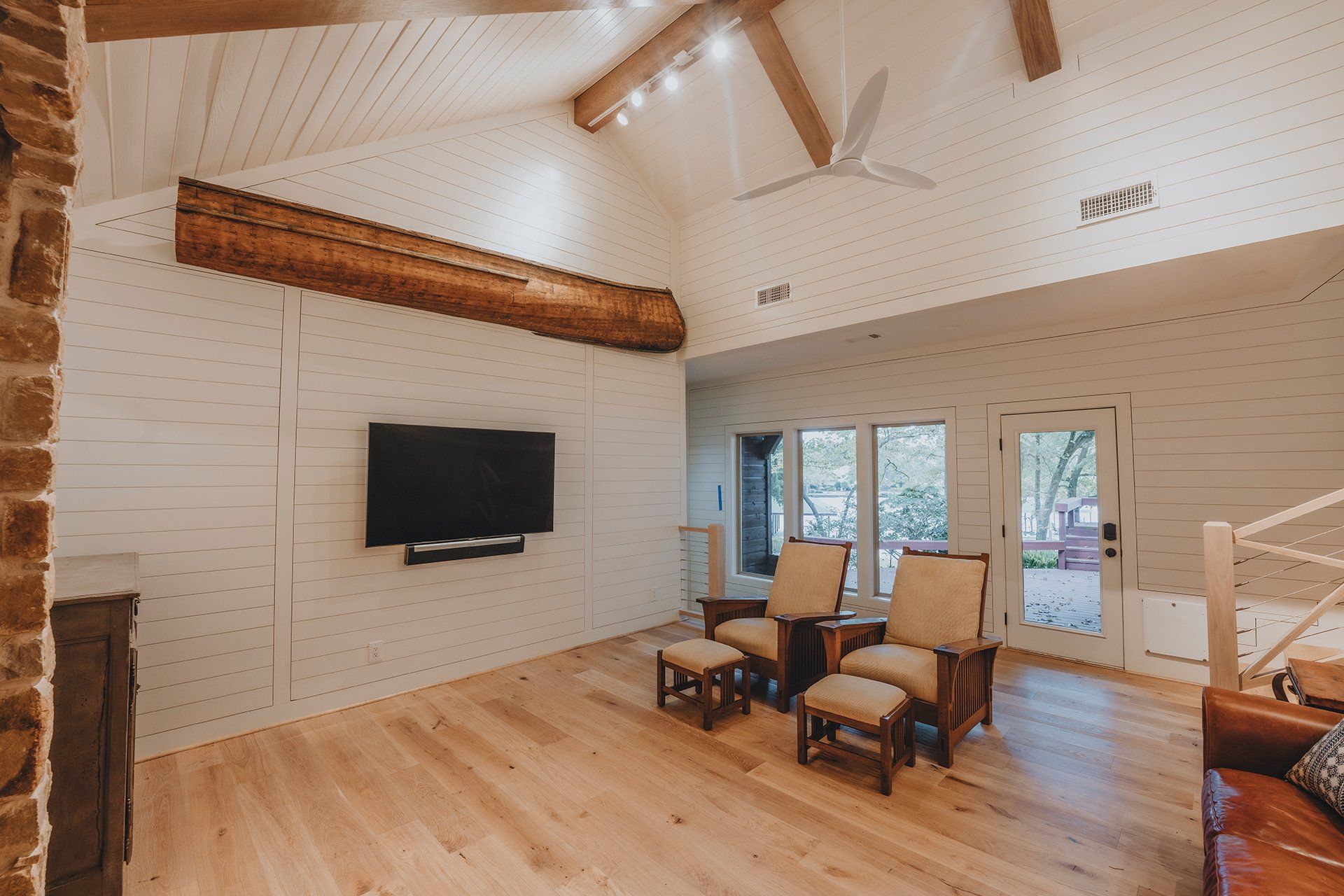 A living room with a flat screen tv on the wall.