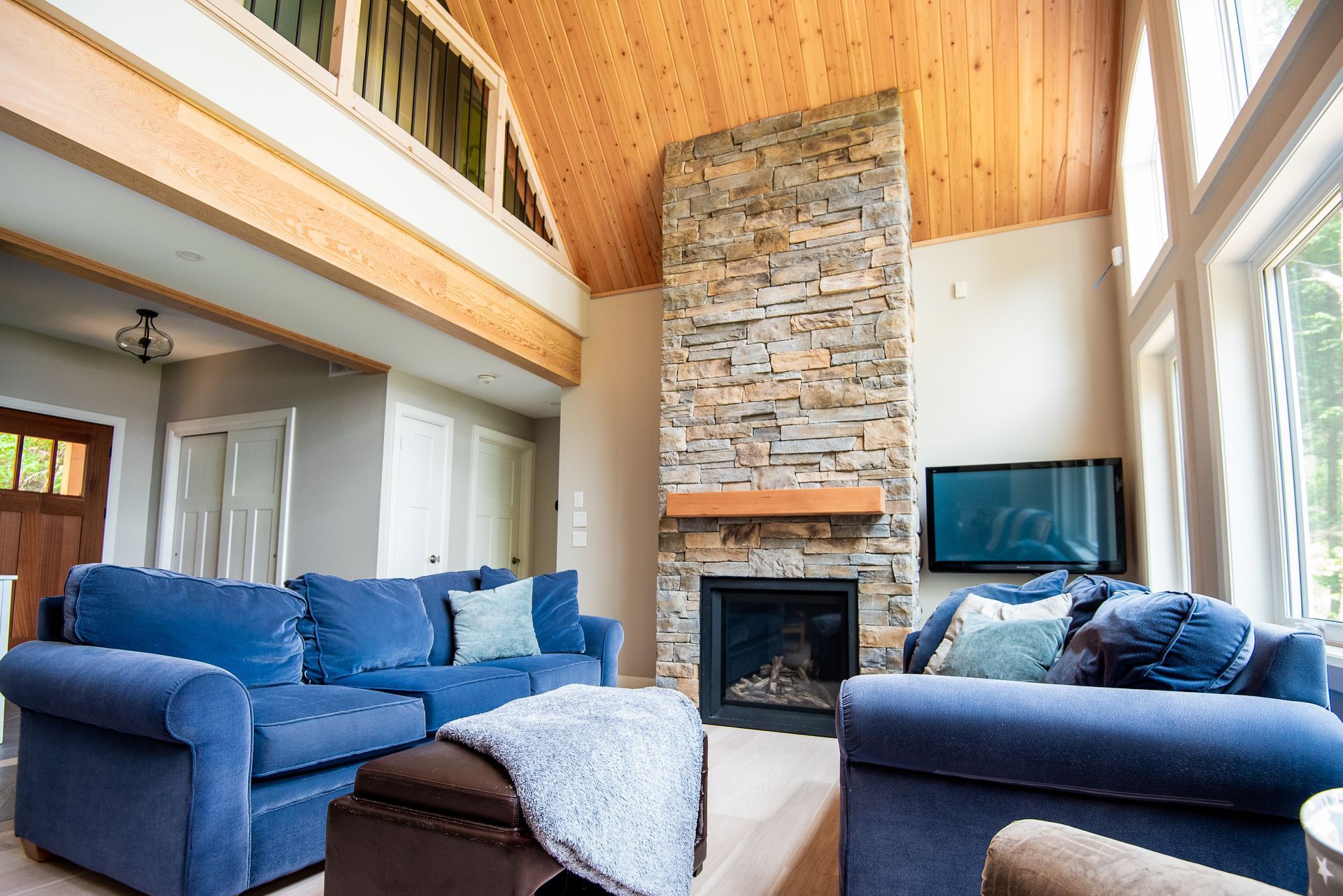 A living room filled with furniture and a fireplace.