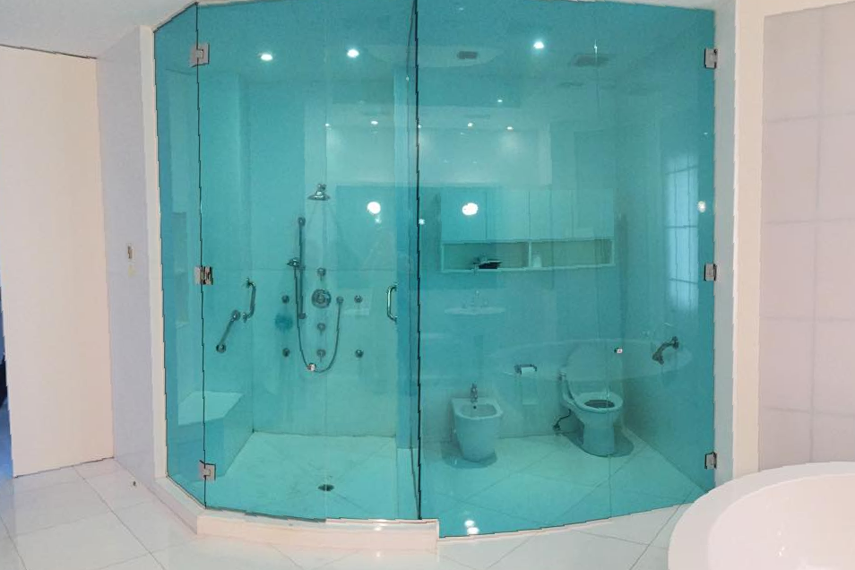 ¿Son seguras las puertas de ducha de vidrio para las personas mayores?