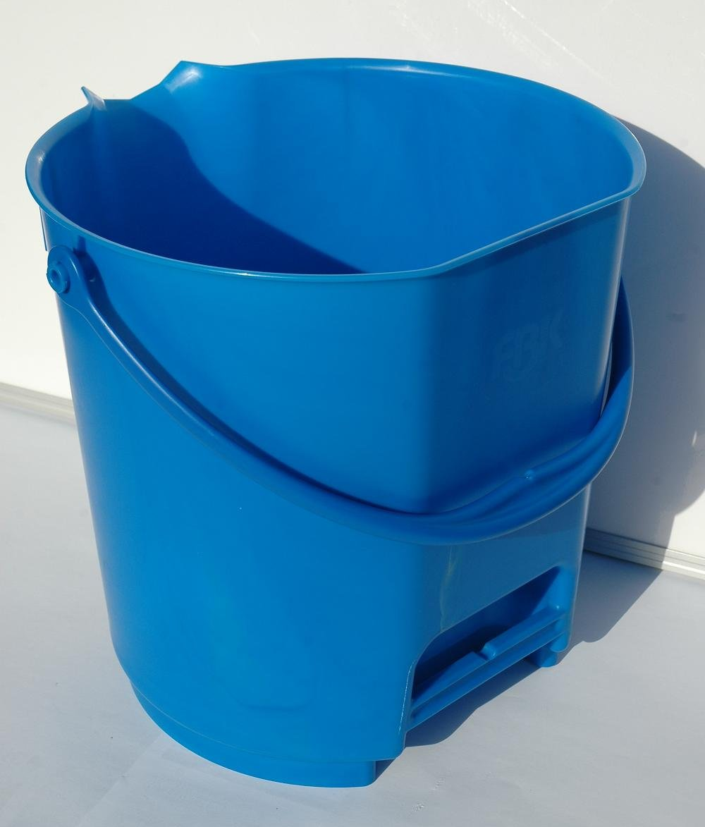 emmer, emmer met schenktuit, emmer met handvat