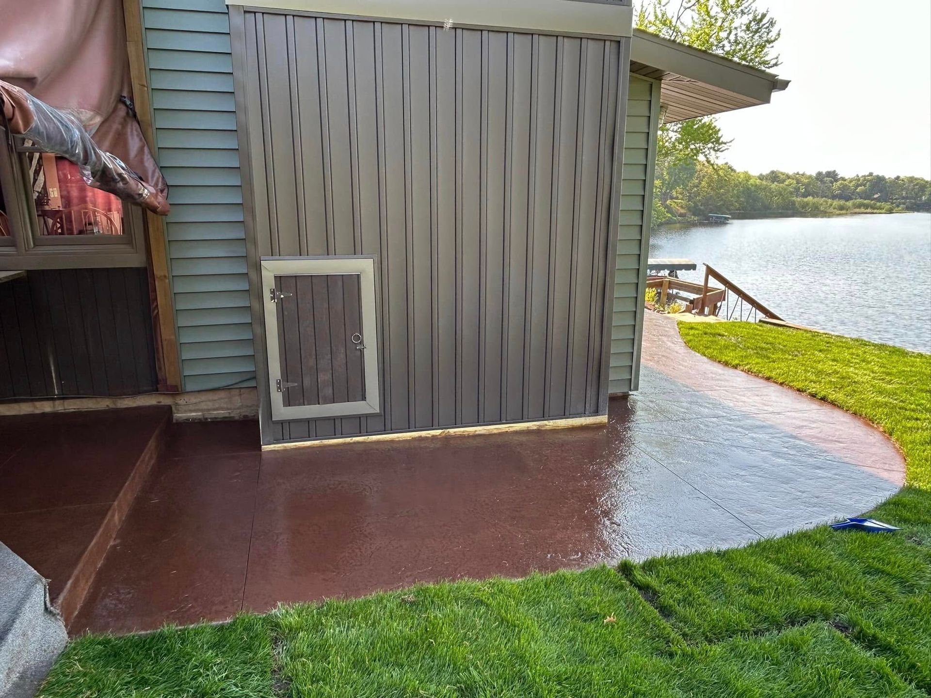 A concrete sidewalk going all around the house.