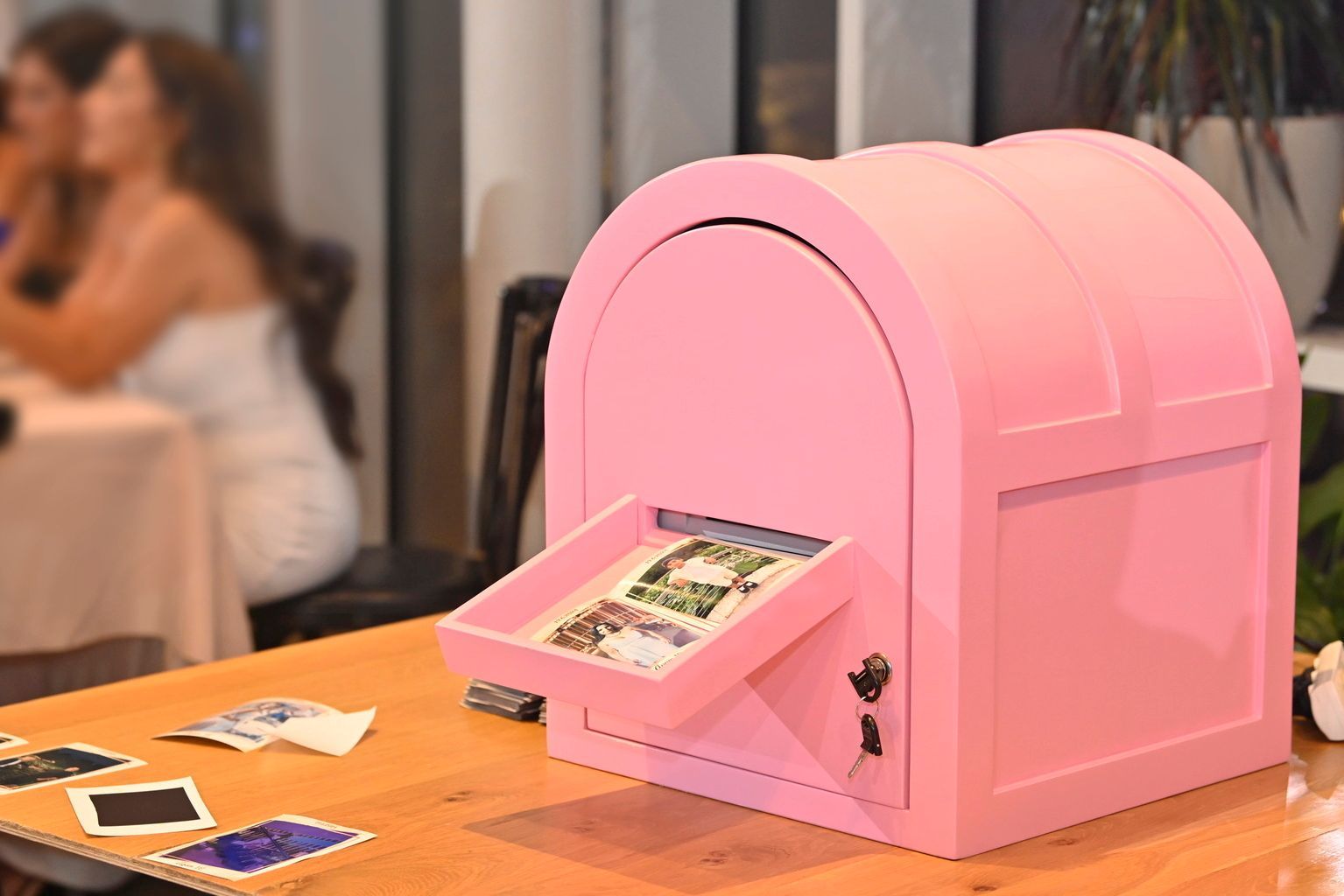 עמדת הדפסת מגנטים שמדפיסה את תמונות הסלפי מהסמארטפונים של האורחים שלכם!