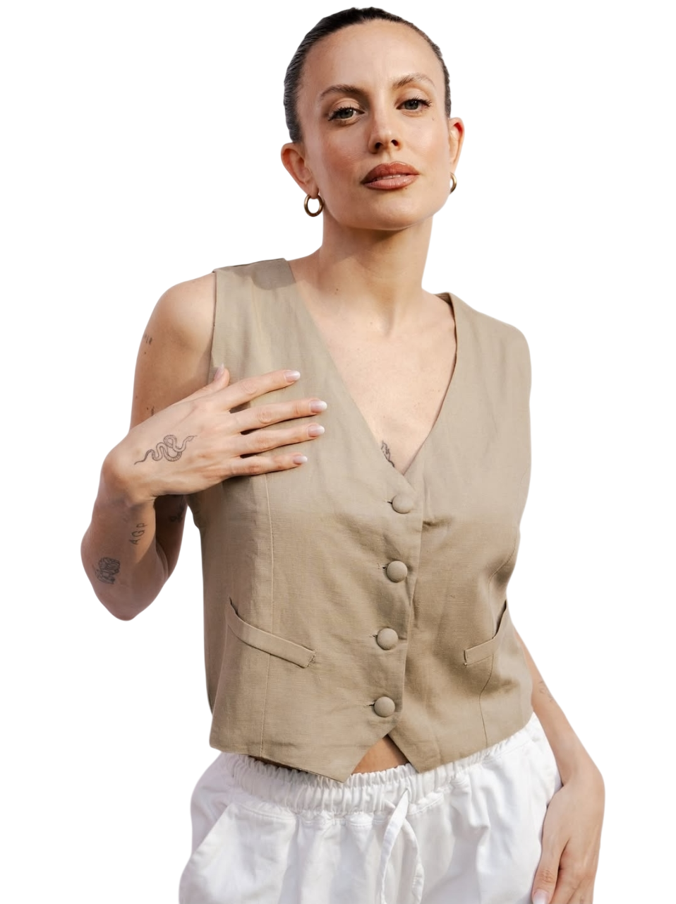 Mujer con top negro y pantalón gris, con auriculares y gafas