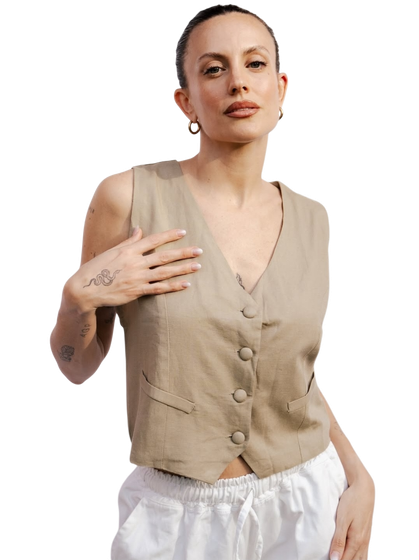 Mujer con top negro y pantalón gris, con auriculares y gafas