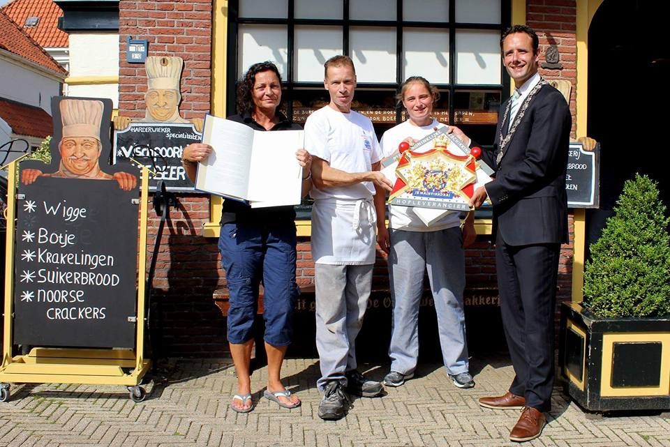 Uitreiking Hofleverancier  van de burgermeester van Harderwijk bij de Ouderwetse Bakkerij in Harderwijk
