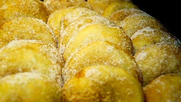 Oliebollenkraam in Harderwijk dagelijks verse oliebollen en appelbeignets ook op Oudjaarsdag