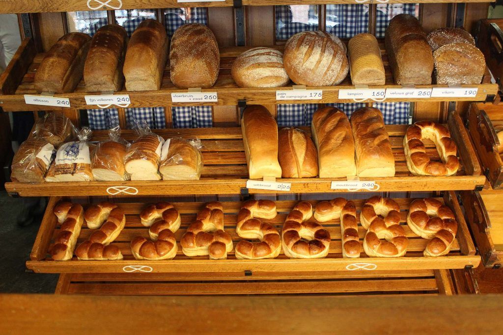 (krenten) Brood in cijfer vorm van de ouderwetse bakkerij in Harderwijk