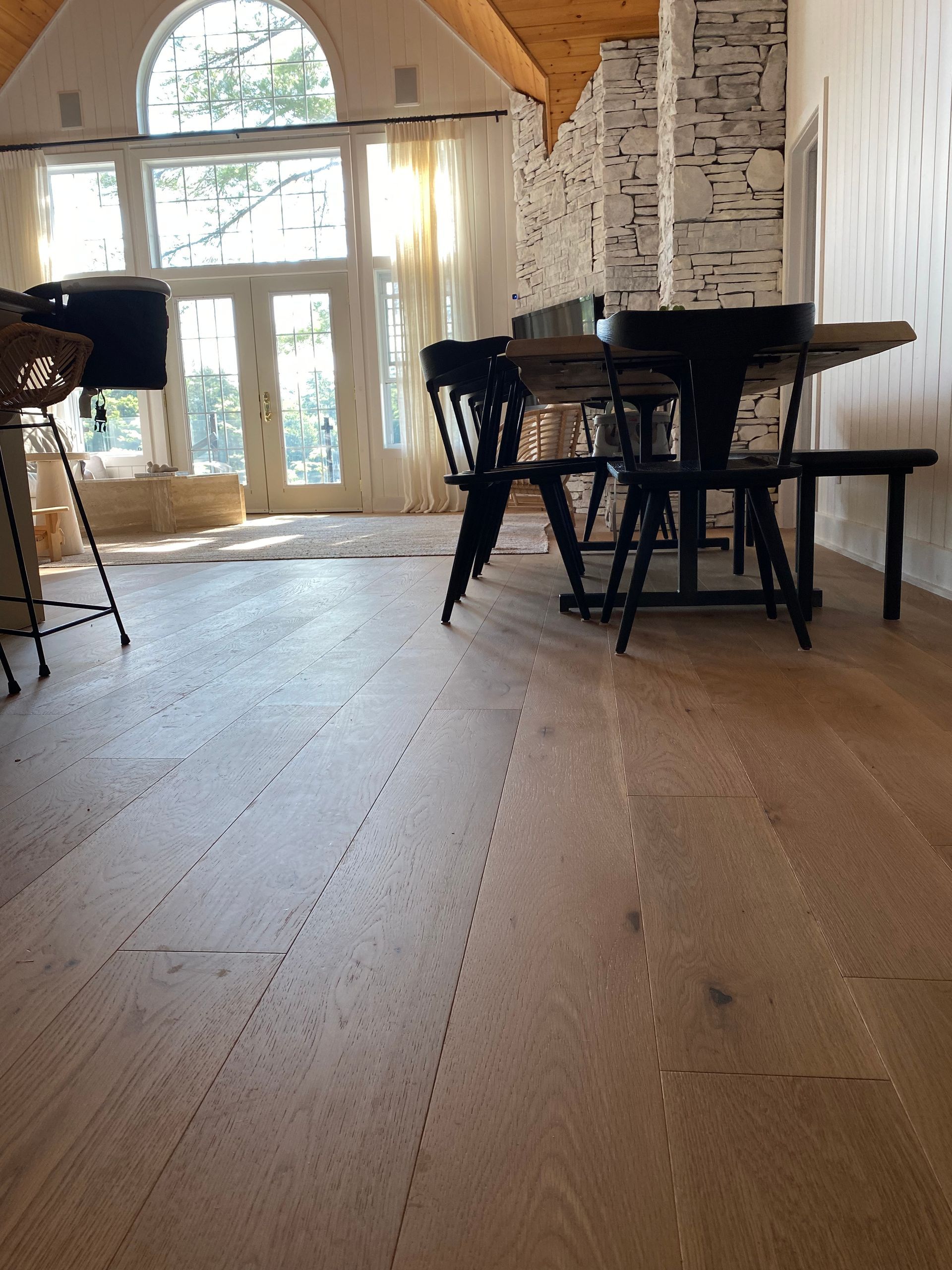 A living room with a table and chairs in it