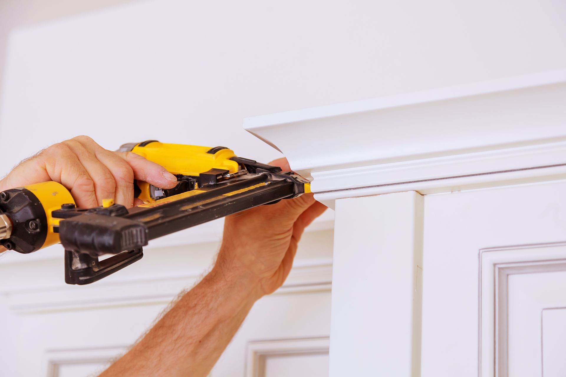 Fixing moulds on the ceiling