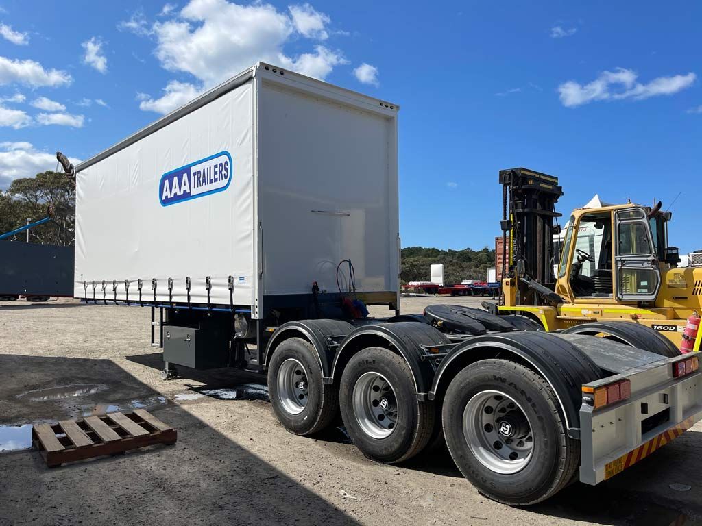 tautliner A trailer straight deck