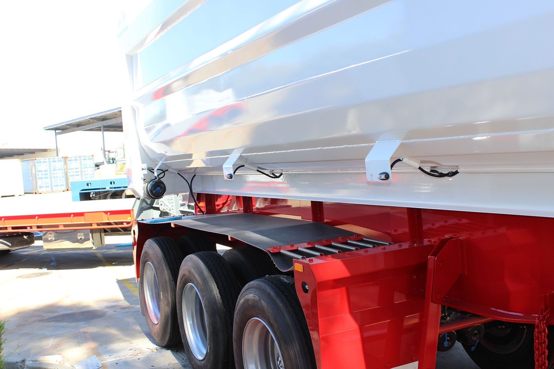 rock (end) tipper side and its wheels