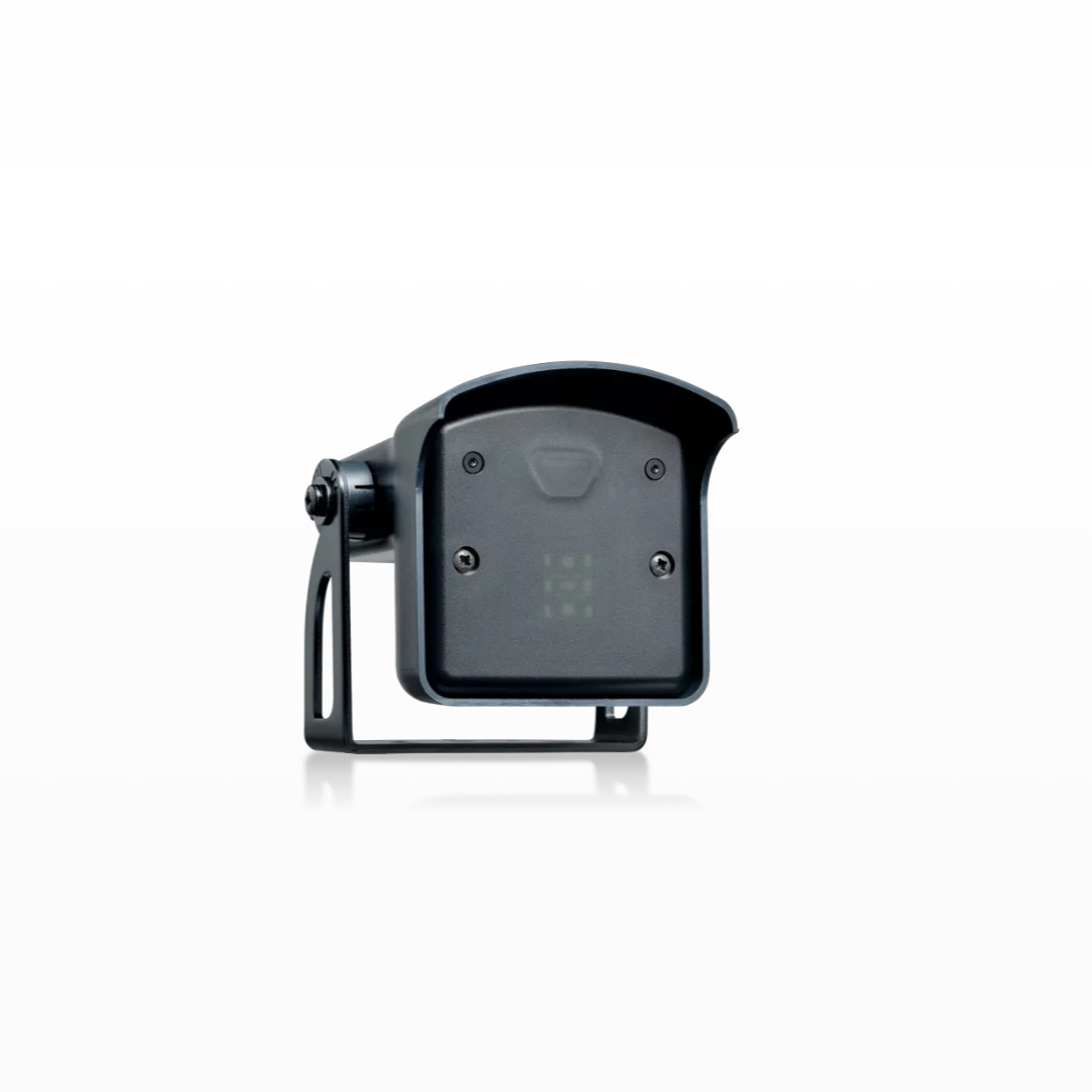 Cámara de seguridad rectangular negra con visera protectora y soporte ajustable, sobre fondo blanco.