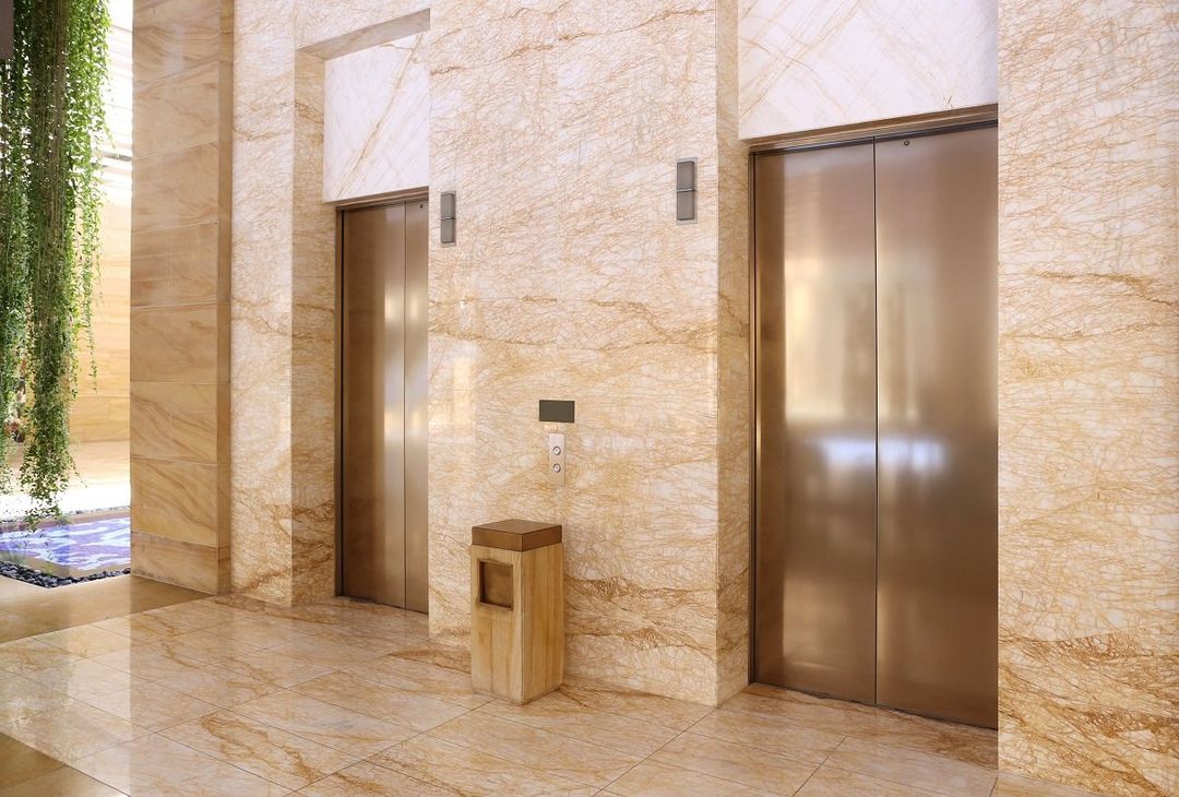ascensori in lobby di marmo