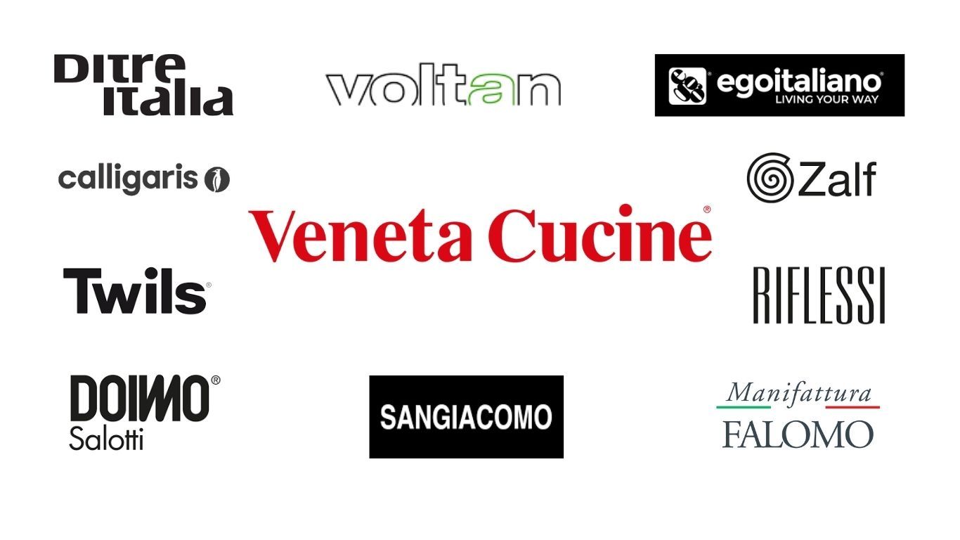 Salotto moderno con lampadari colorati e tavolo in legno scuro