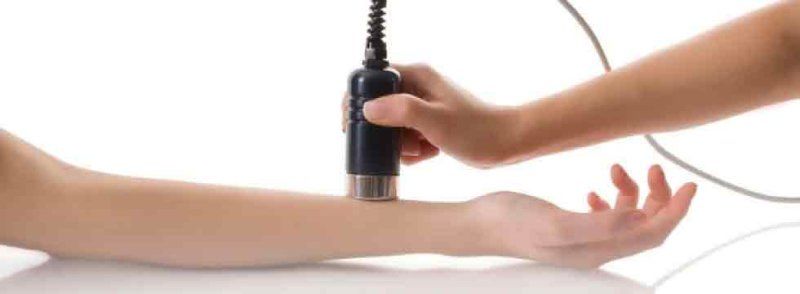 Trattamento a ultrasuoni su polso