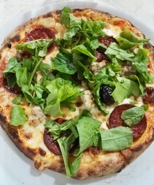 pizza con mozzarella, pomodoro e basilico