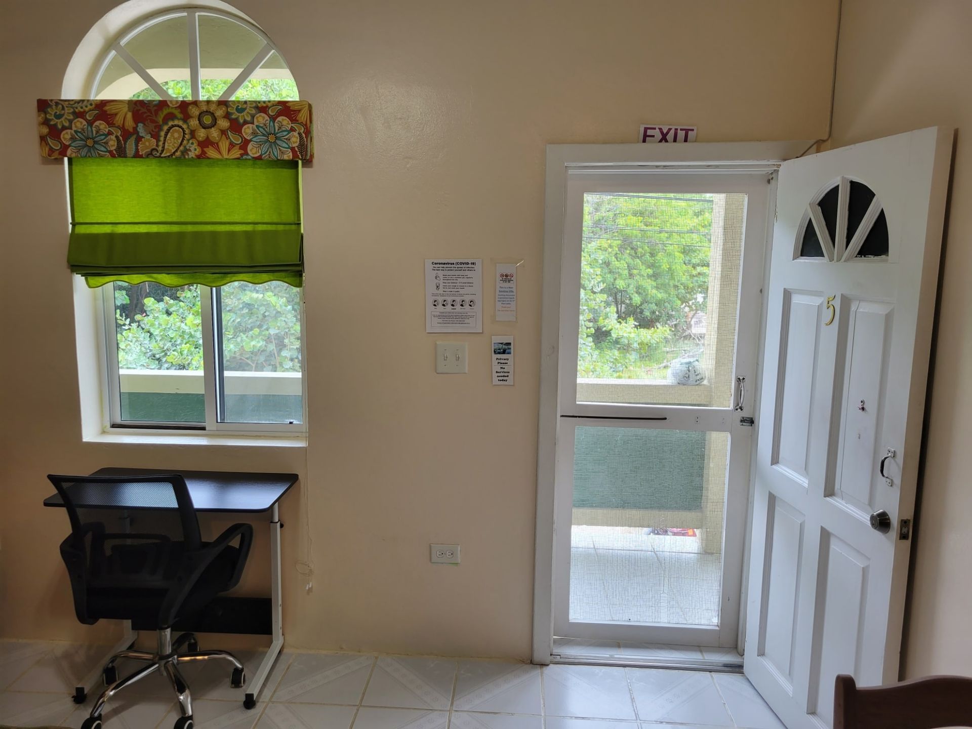 A room with an exit sign on the door