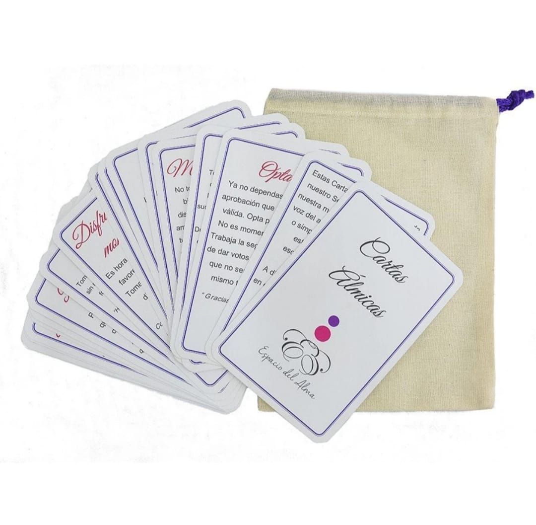 Baraja de cartas blancas con texto negro, desplegadas en abanico, para el juego de 