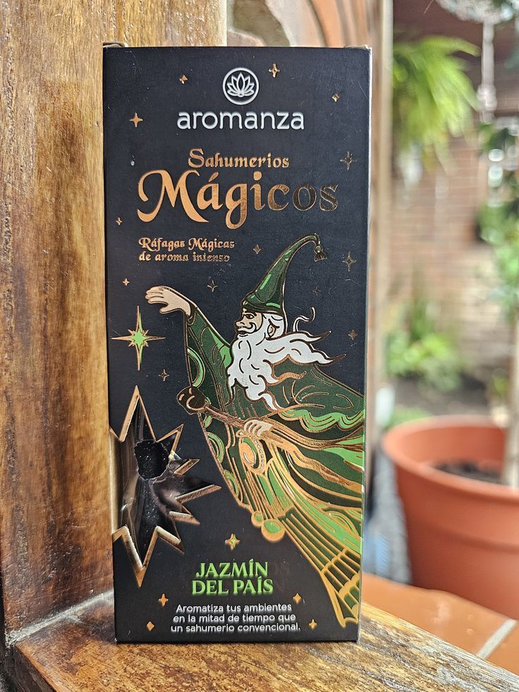 Cuatro cajas negras con coloridas ilustraciones de magos; marca de incienso 