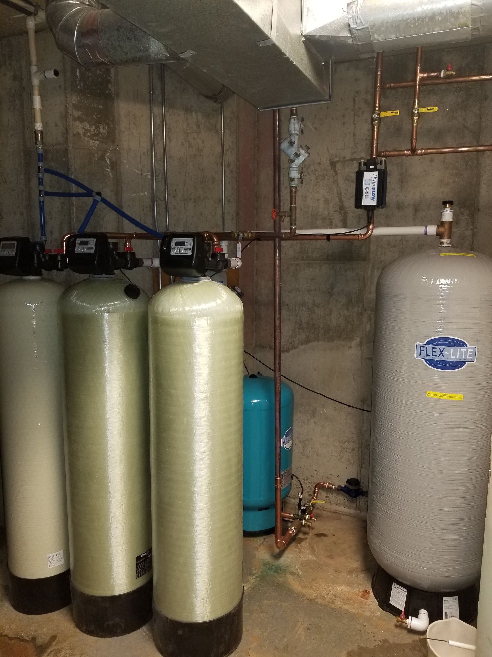 A room with a lot of water tanks and pipes