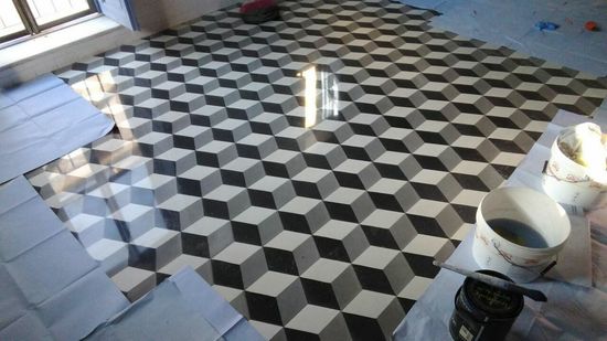 un pavimento con i disegni di cubi 3d