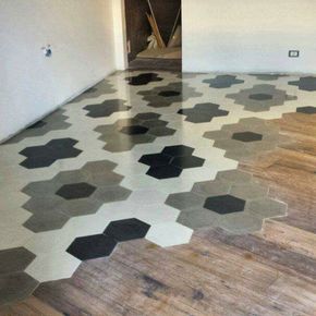 un pavimento meta’ in legno e metà con i disegni esagonali