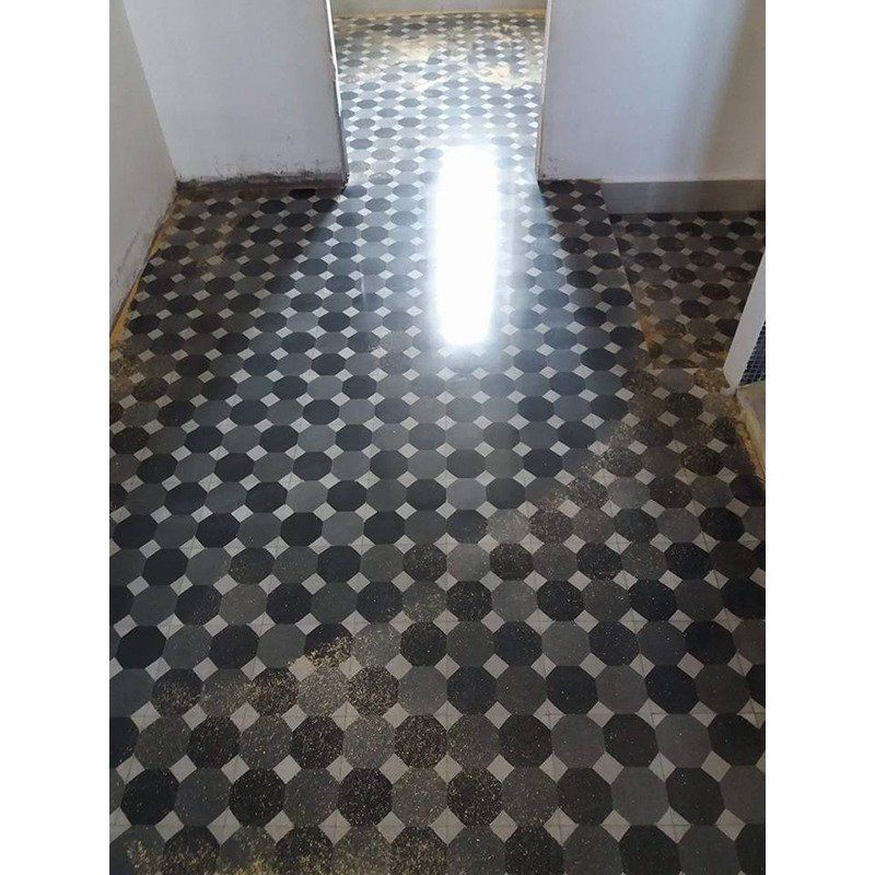 un pavimento in piastrelle di color bianco, nero e grigio scuro