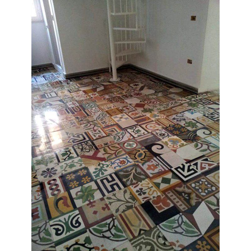 un pavimento fatto con le piastrelle di vari disegni