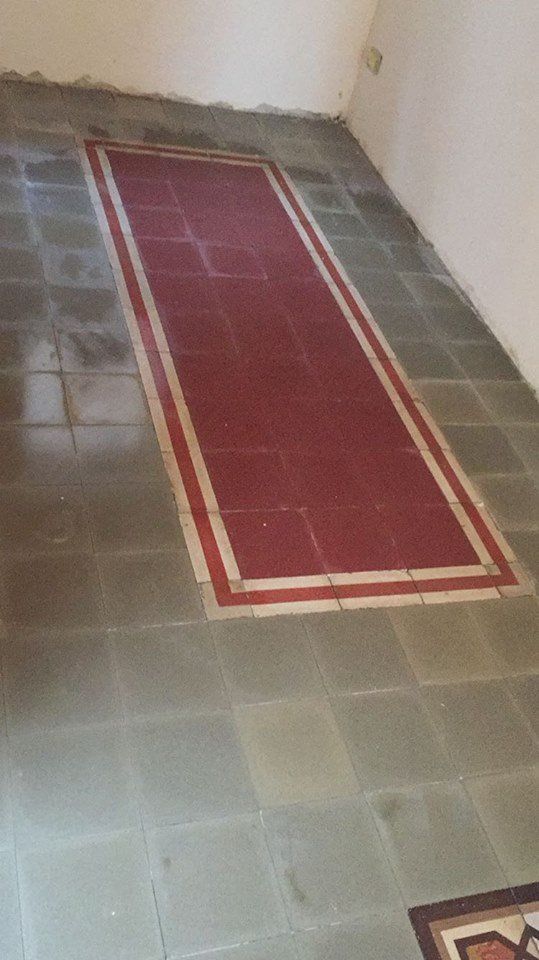 un pavimento con le piastrelle di color grigio e rosso al centro