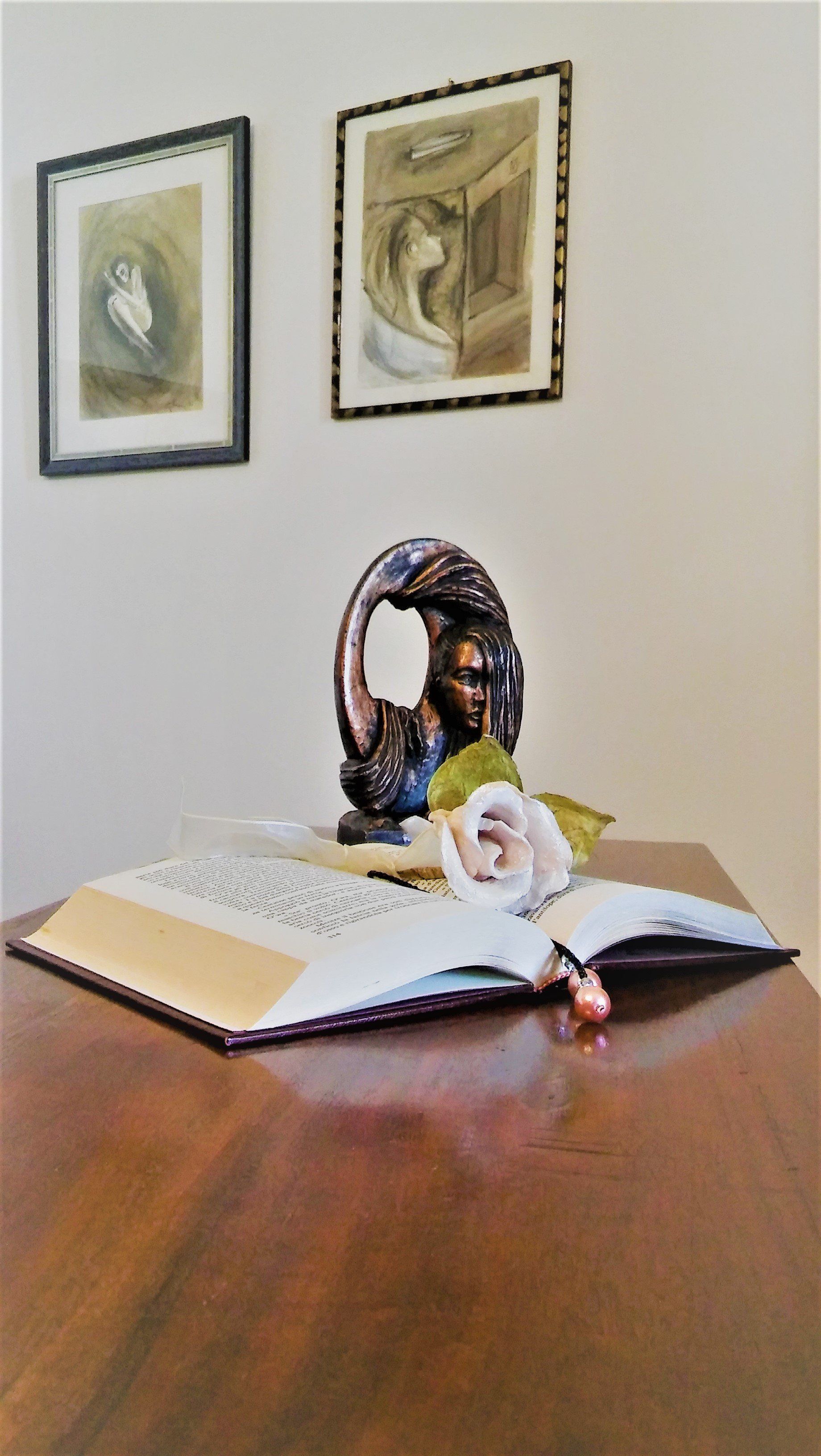 libro di psicologia aperto con scultura