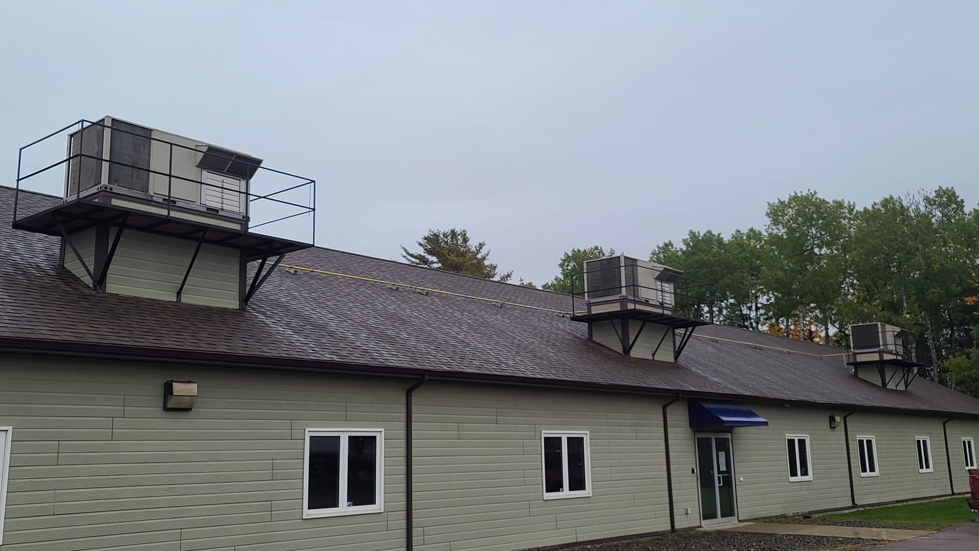 A building with a roof that has a lot of air conditioners on it