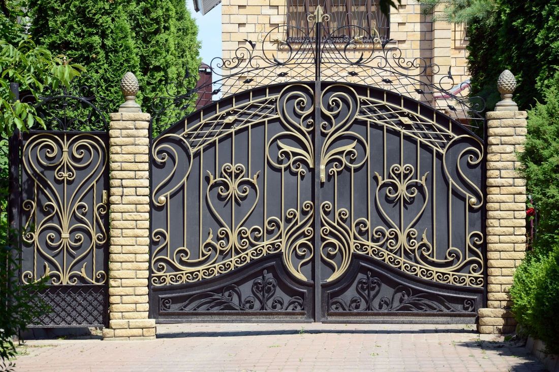 cancello con grande decorazione