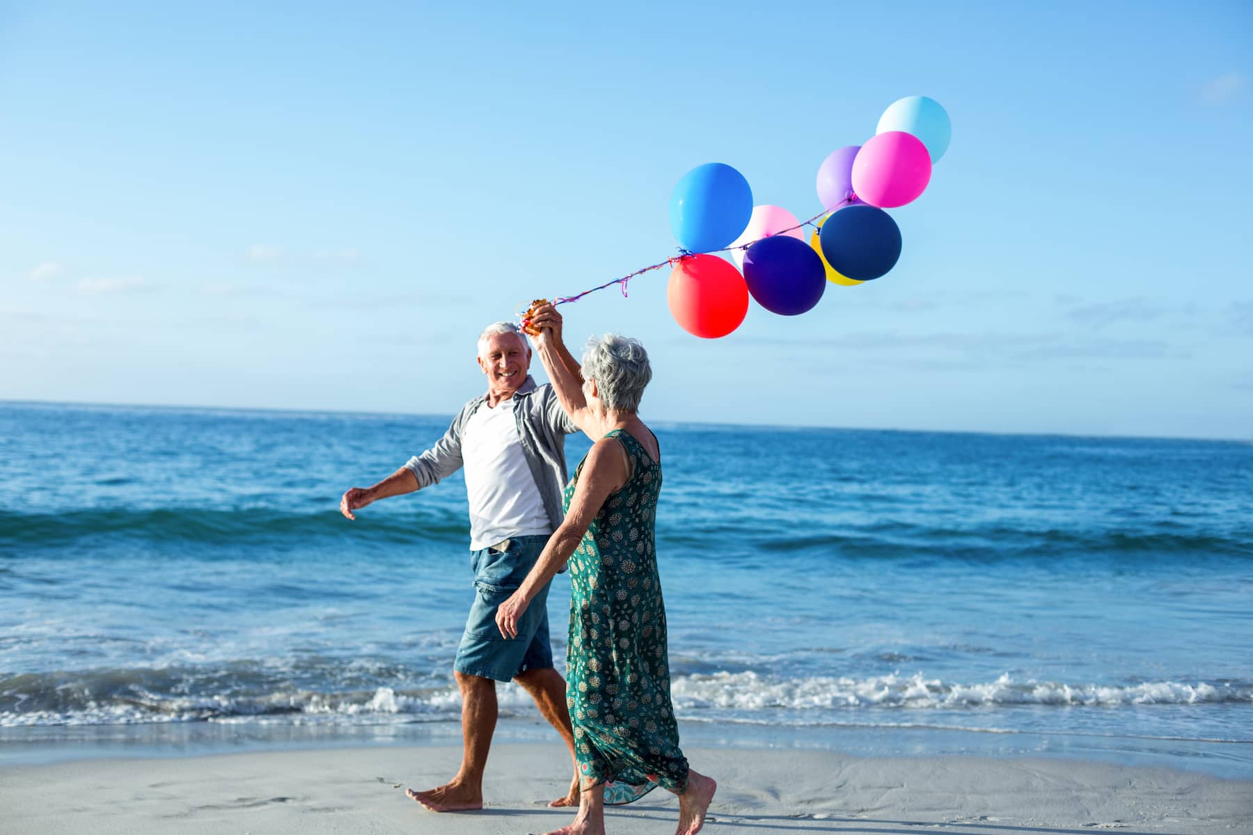 couple on the beach with balloons
