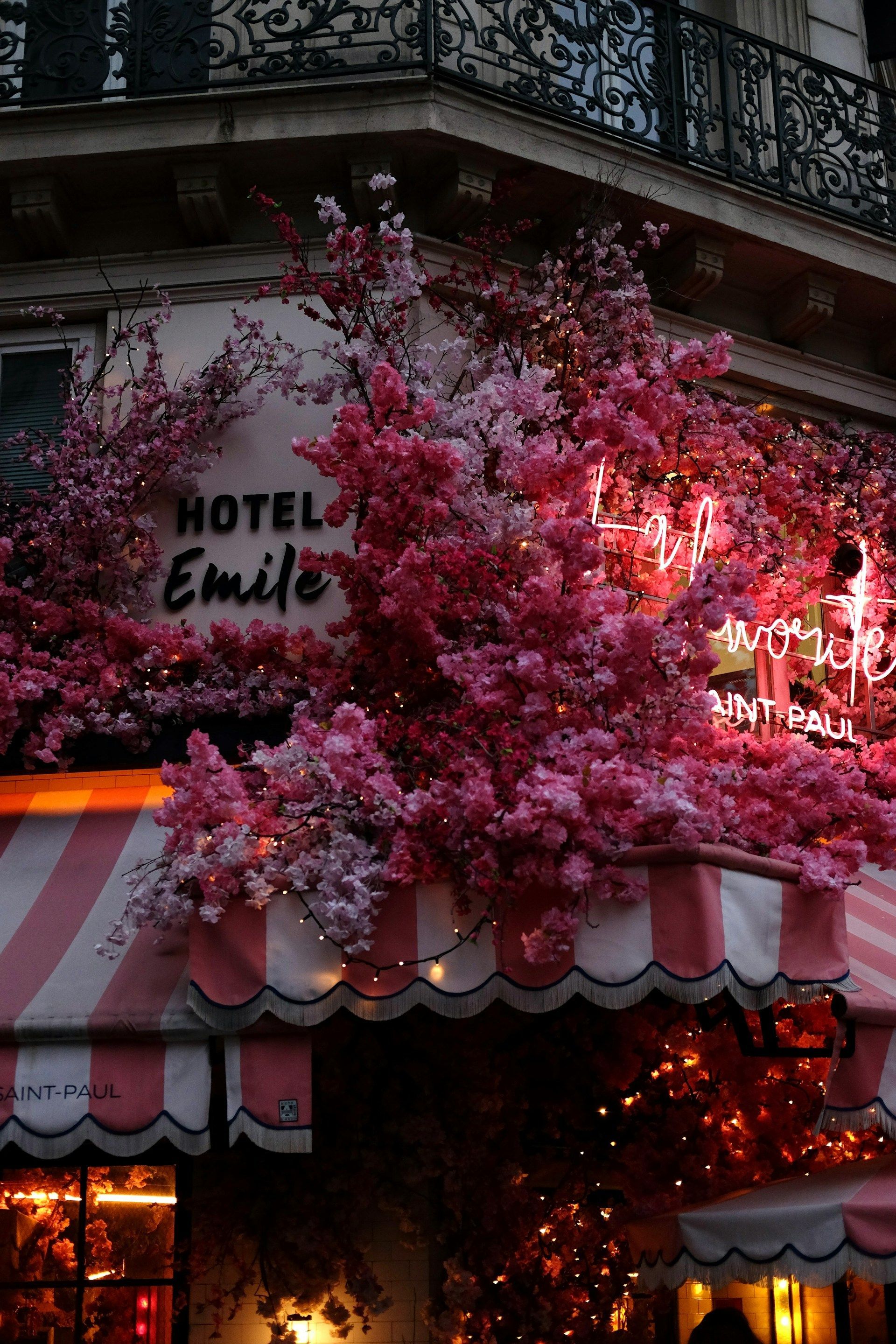 Hotellemilen er dekorert med rosa blomster