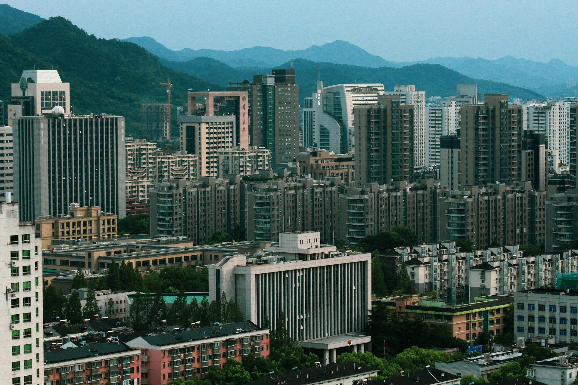 En luftfoto av en by med fjell i bakgrunnen