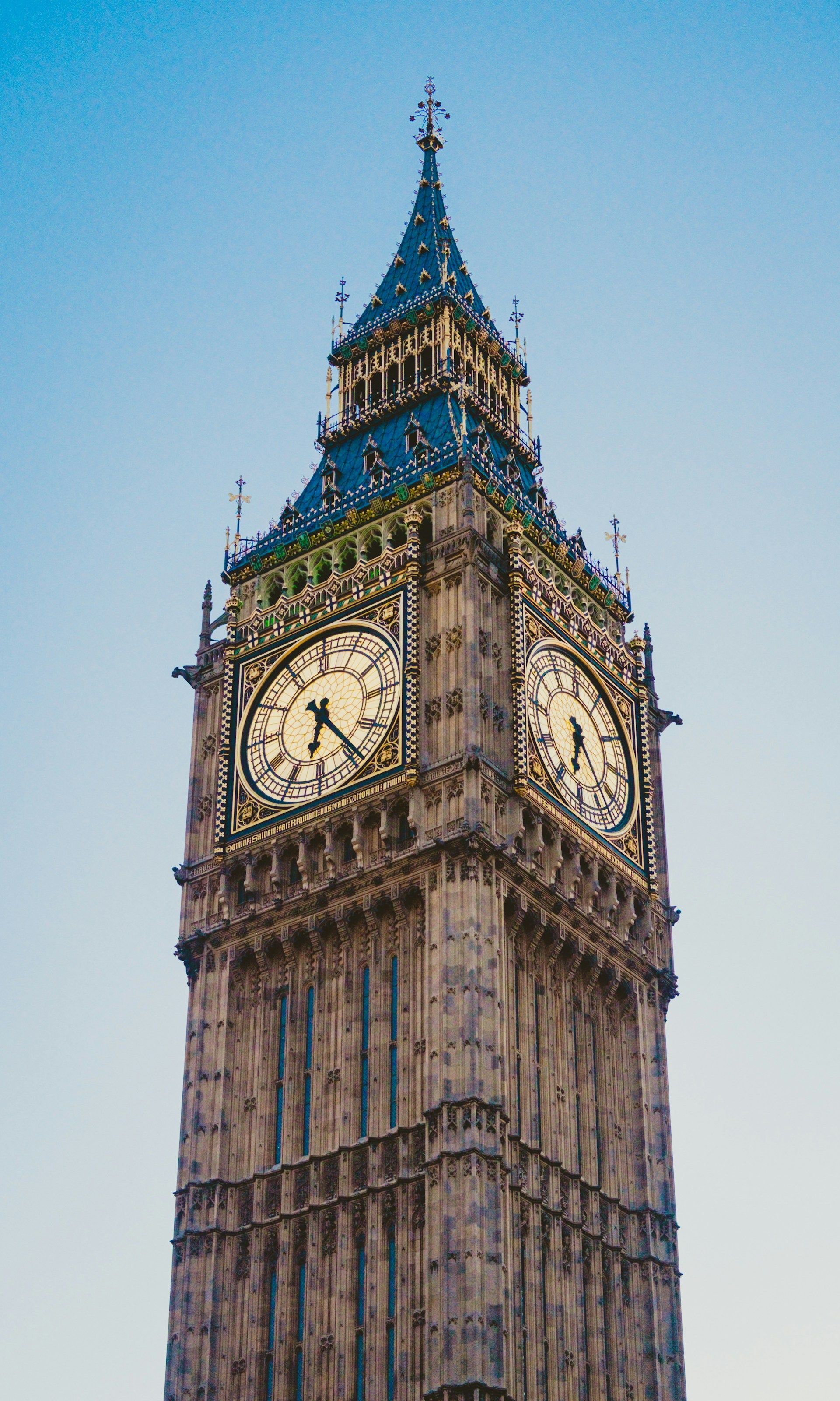 Big ben klokketårnet i london er veldig høyt og veldig utsmykket.