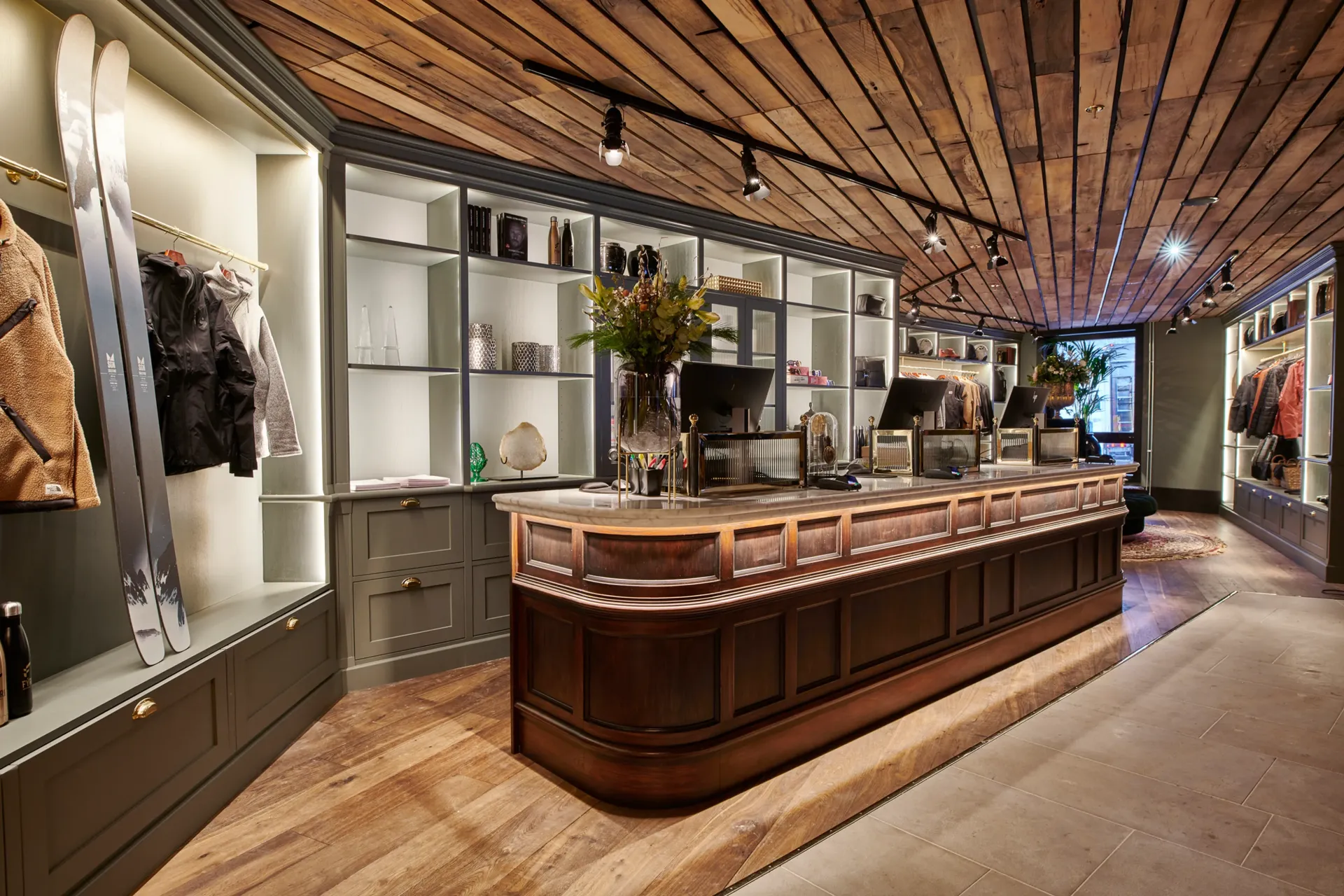 Det er en lang disk midt i rommet.