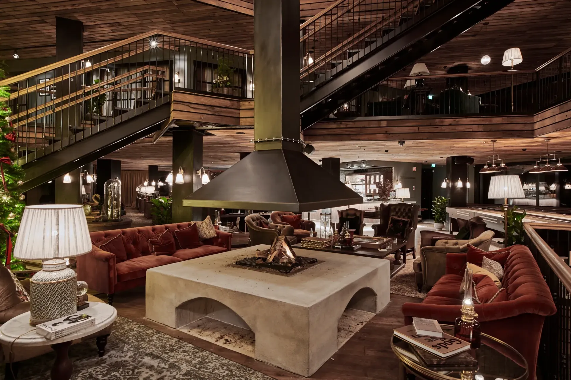 Det er en peis midt i rommet.