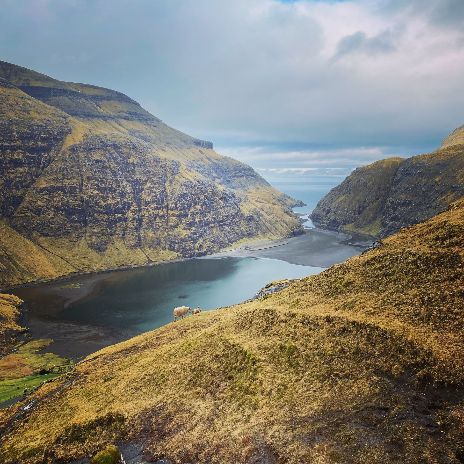 En innsjø midt i en dal omgitt av fjell