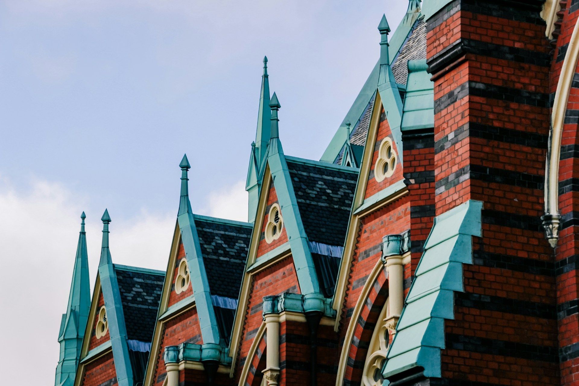 En person skjærer en pizza med en gaffel på et bord.