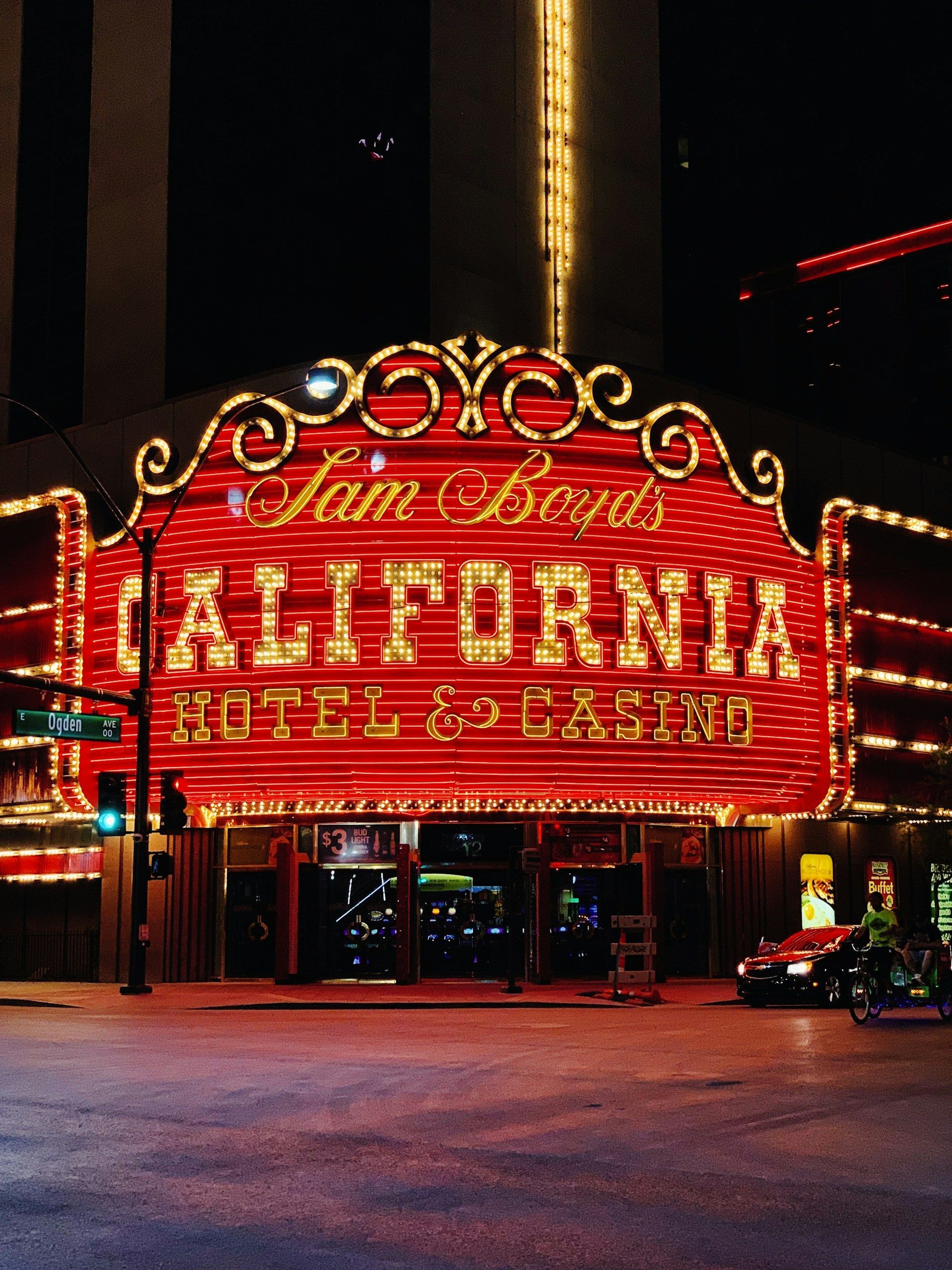 California hotel and casino lyser opp om natten