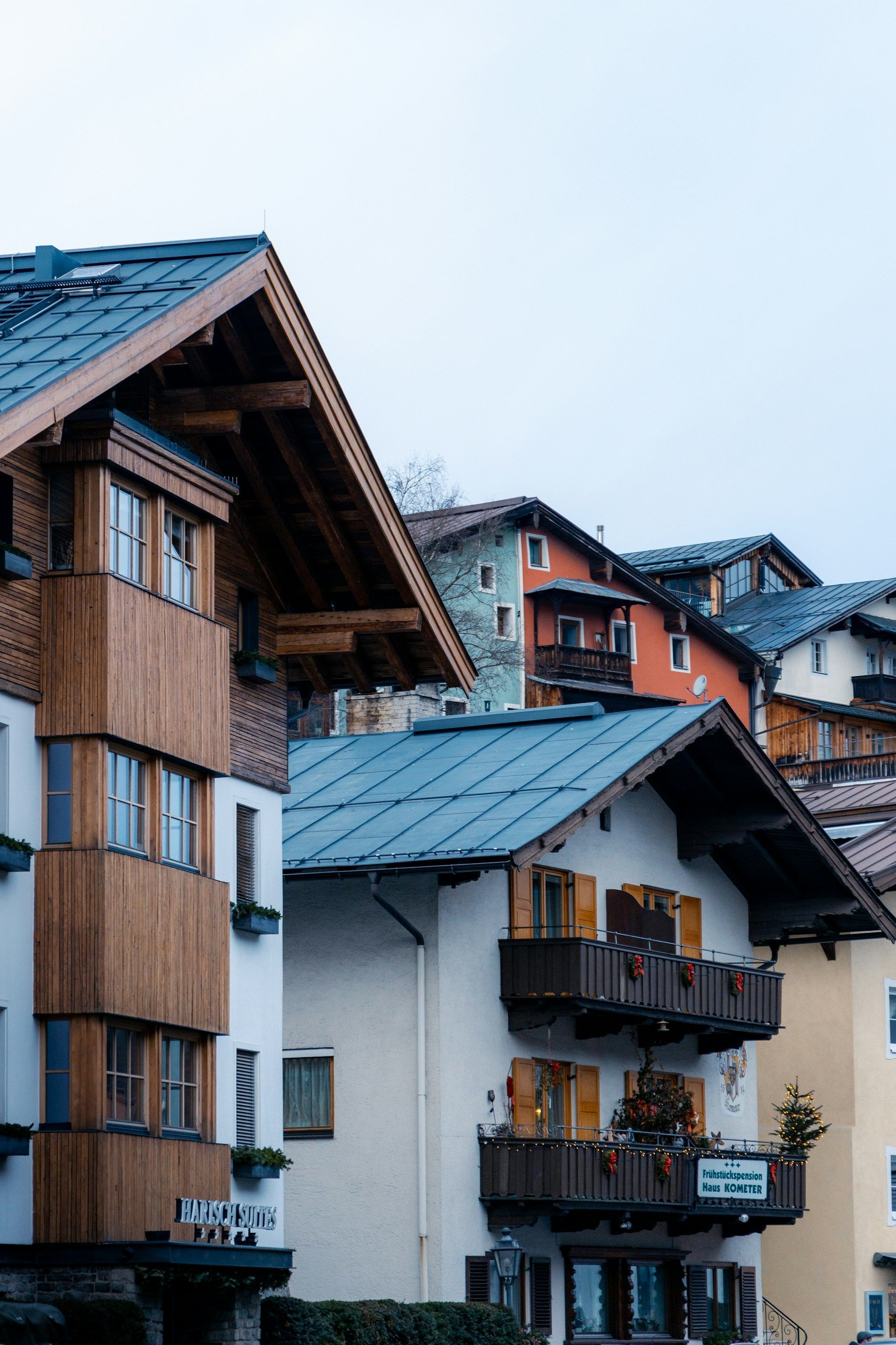 En husrekke med balkonger og blått tak.
