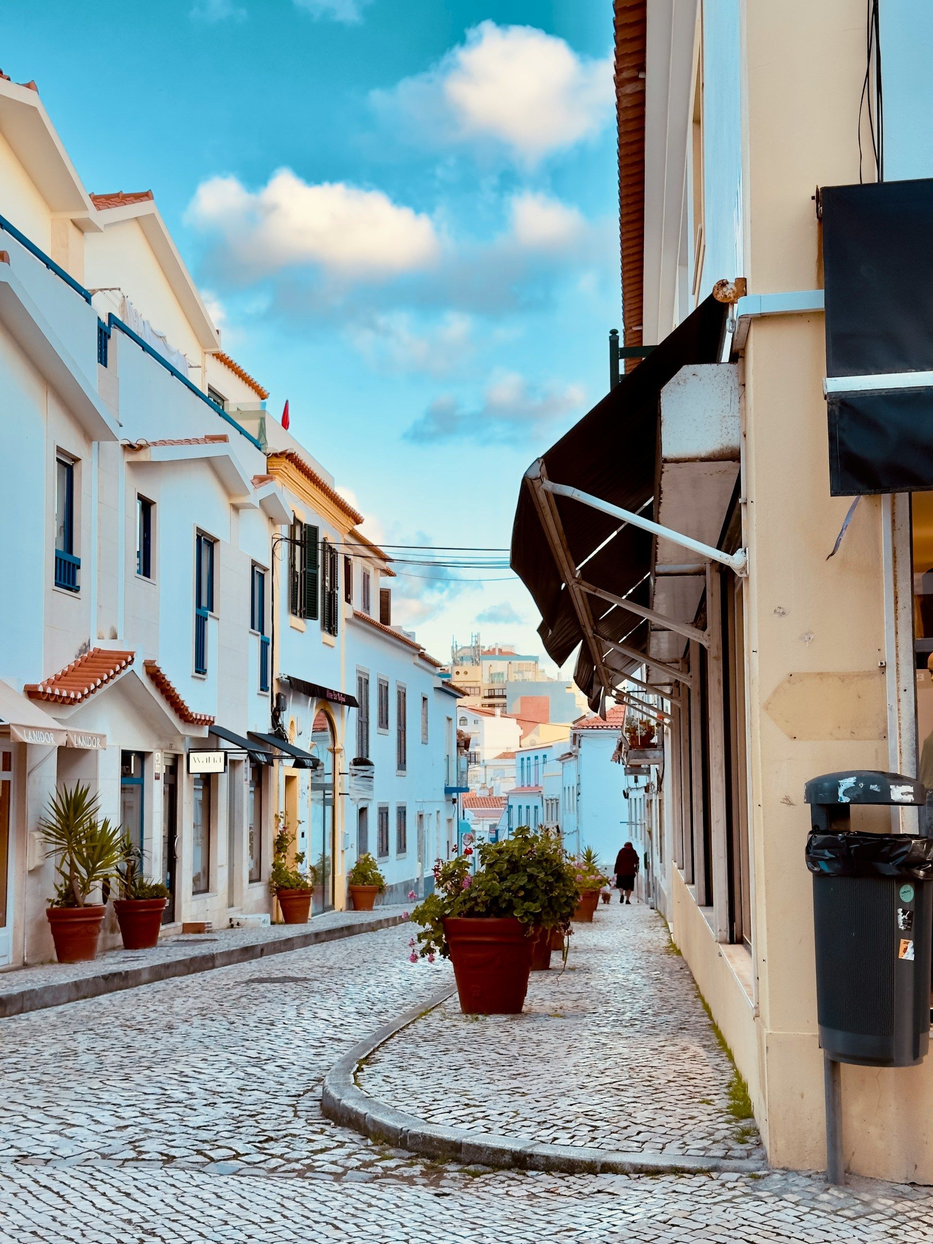 En gruppe surfere rir på bølger på stranden.
