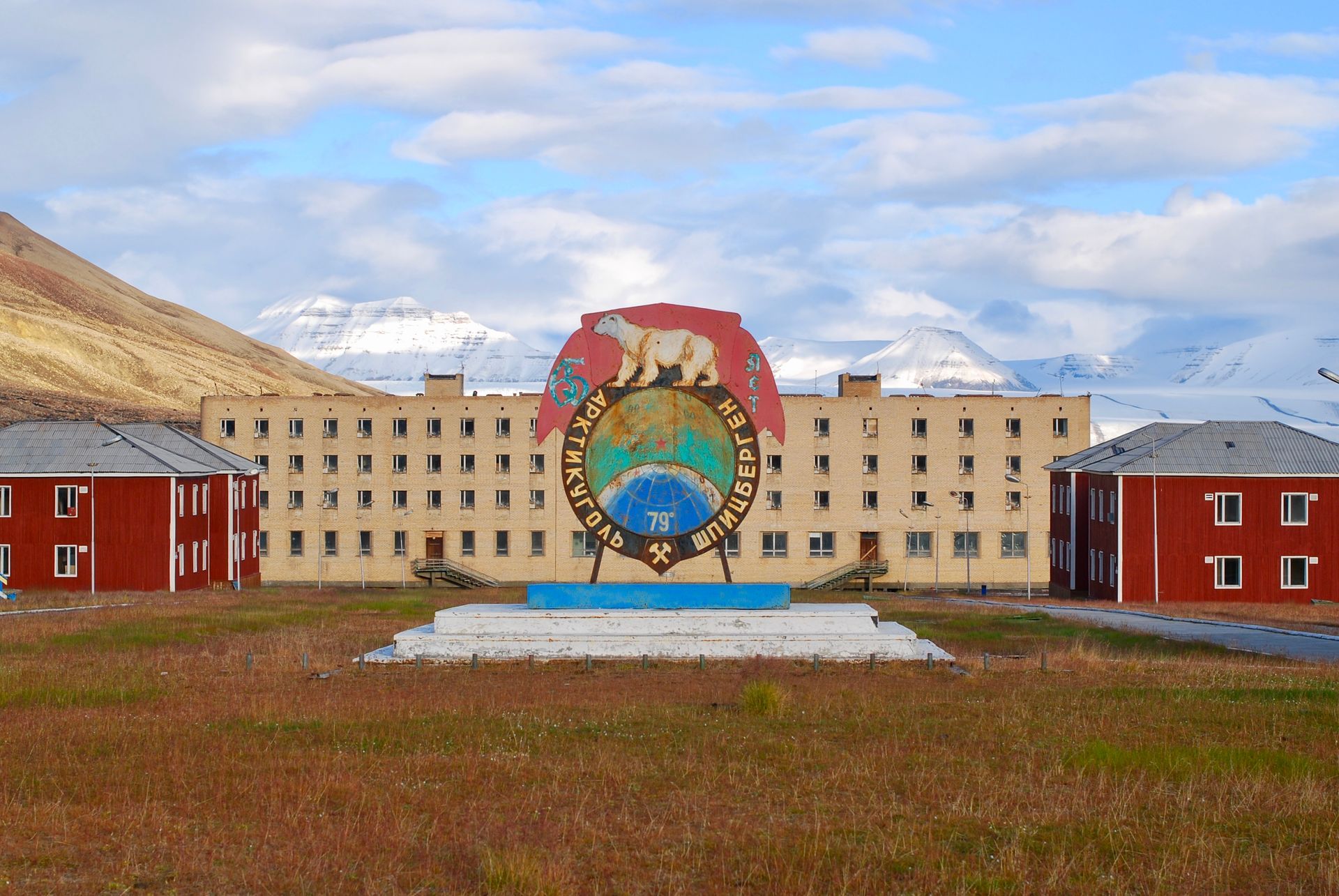 En stor bygning med en bjørn på forsiden