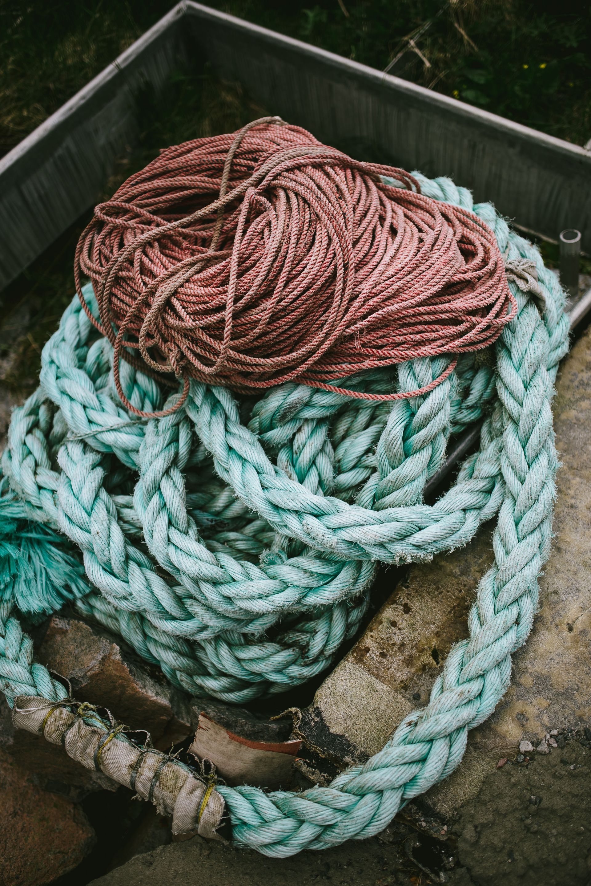 En haug med tau er stablet oppå hverandre på en stein.