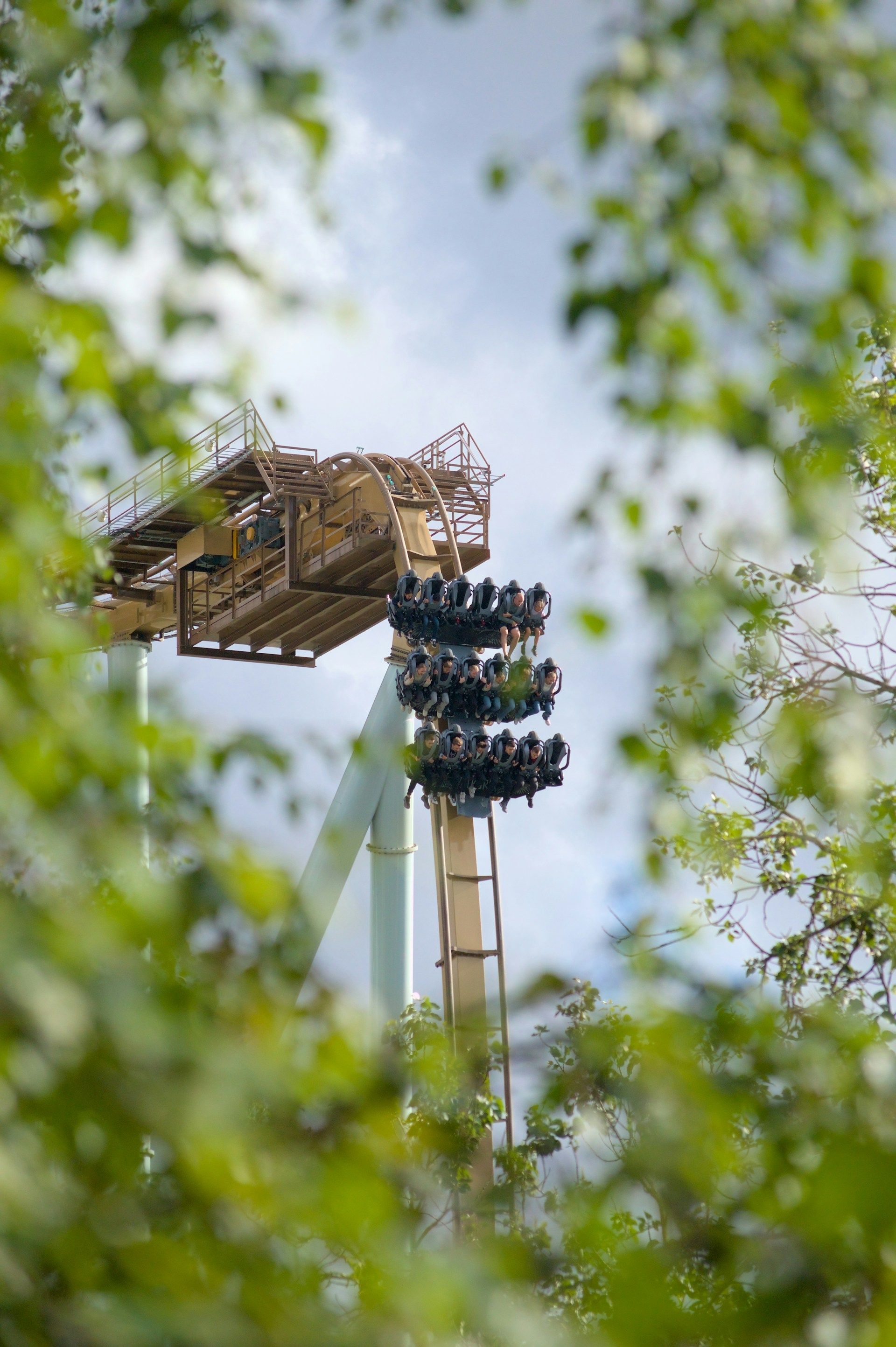 En veldig gammel bygning med mange buer og søyler.