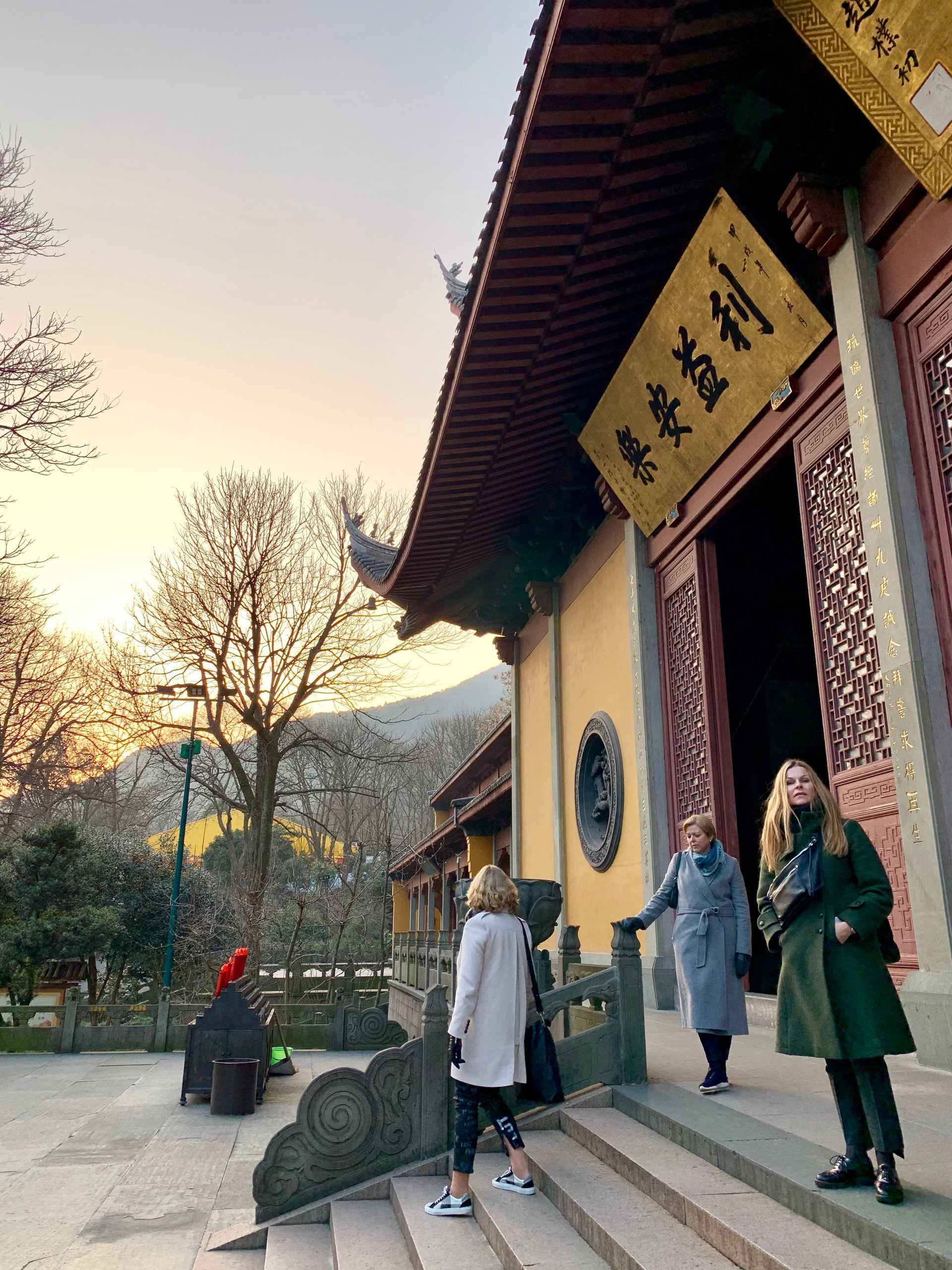 En gruppe mennesker står på trappen til en bygning.