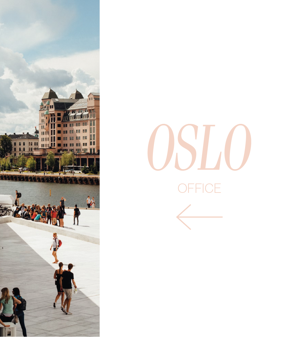 En gruppe mennesker går nedover et fortau i oslo. Ordet Oslo office.