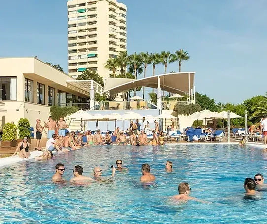 En gruppe mennesker svømmer i et stort svømmebasseng.